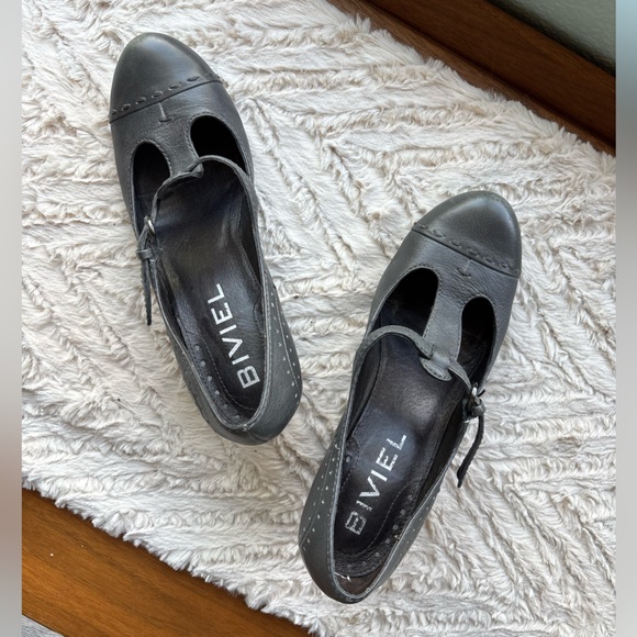 BIVIEL from Anthropologie: Mary Jane T-strap with brogue details 38/8 USA - Picture 1 of 15